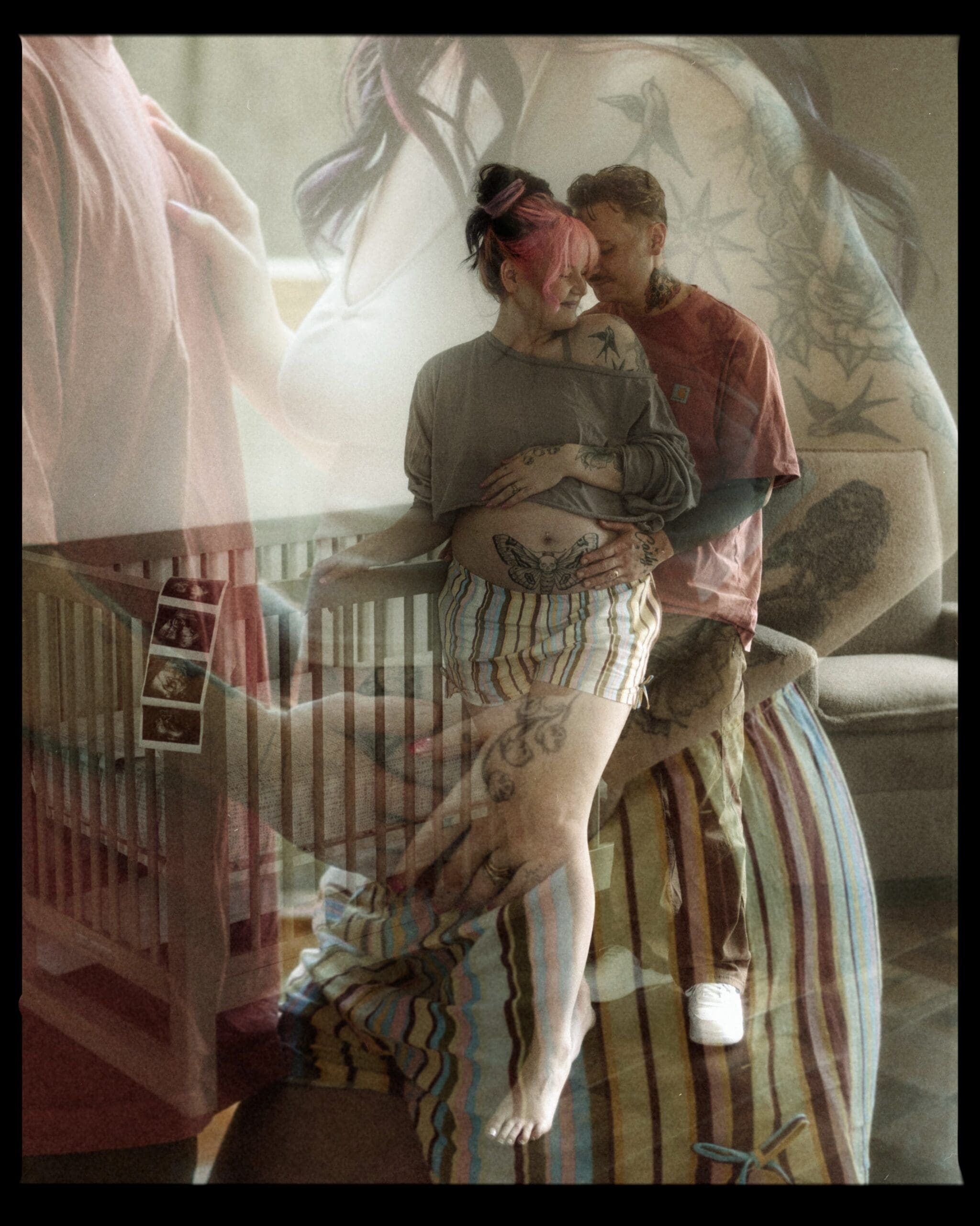 couples maternity session in home